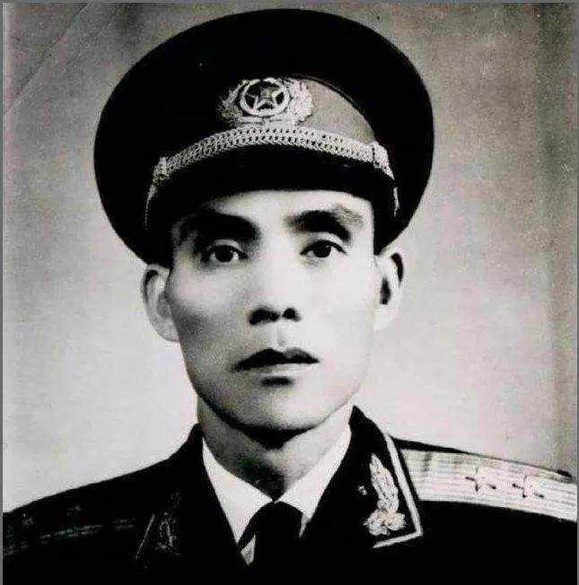 1951年，志愿军一万多人战场神秘消失，军长韦杰险被枪毙，9年后恩人落难，他开着