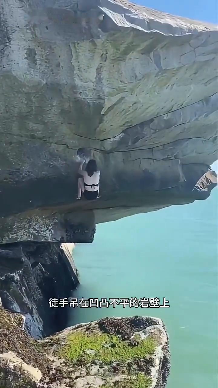 高手攀爬。
注意看，眼前这位女子的臂力实在惊人。只见她纵身一跃，徒手吊在凹凸不平