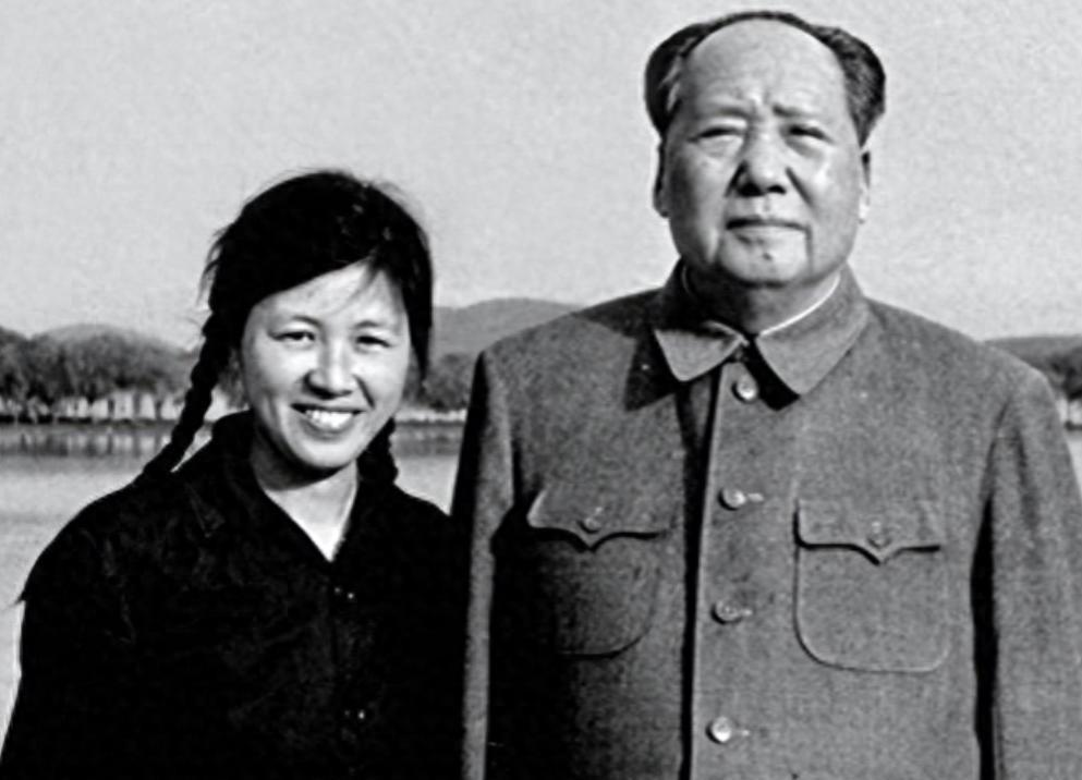 谢静宜向毛主席讨要补过的衣服，毛主席却婉拒她，称这件衣服是小韩亲手缝补而成的！