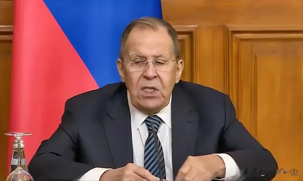 俄罗斯外交部长拉夫罗夫批评法国总统马克龙，称其近期关于“将致电普京”的言论只是反
