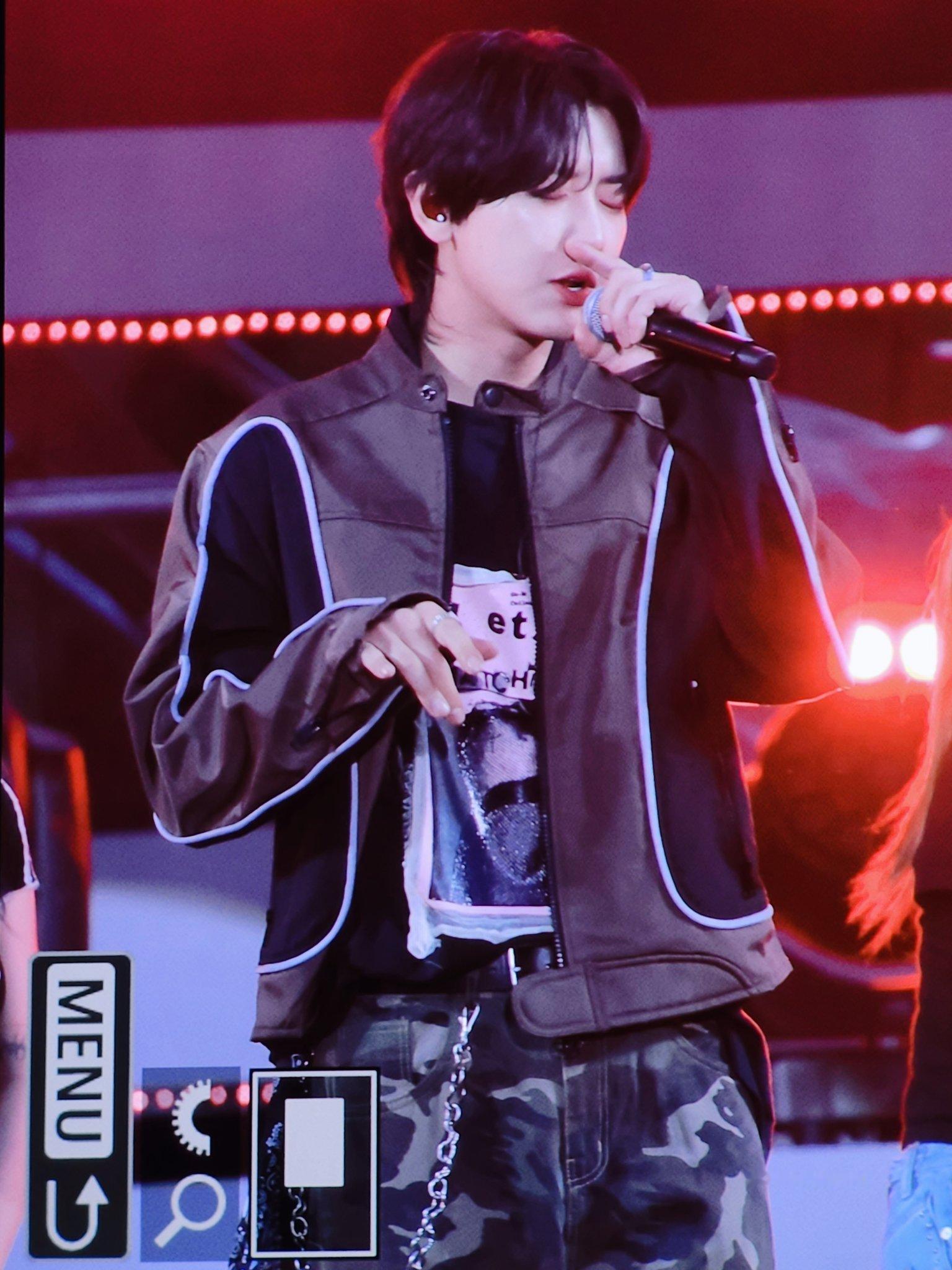 #朴灿烈[超话]#蝴蝶🙇‍♂️🙇‍♂️🙇‍♂️ ©give me butt