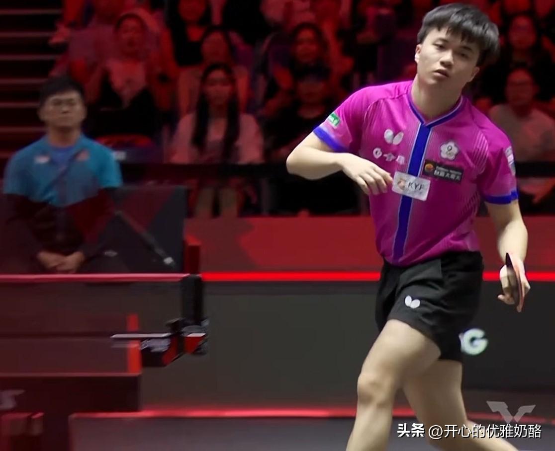 林昀儒连输四局，王翊泽教练没笑到最后。
半决赛林昀儒对阵小莫，王翊泽一直在笑。