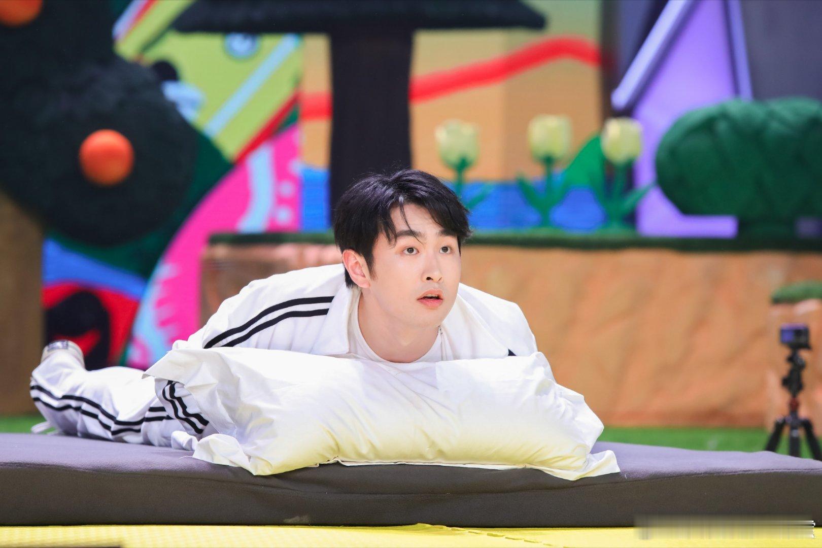 不常有的有刘海时期……招魂此狗的刘海谢谢我求他留留头发吧。。 