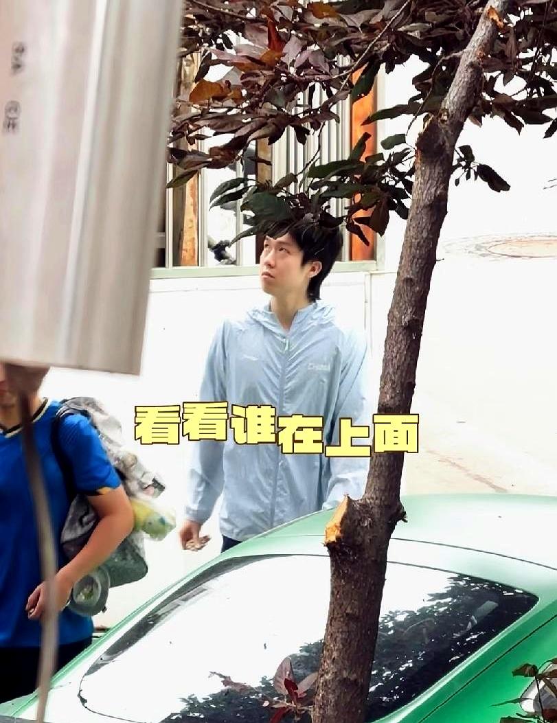 清早往训练馆赶时，王队一路侧头张望，像在确认哪个角落有“伏兵”。
6月16日，又