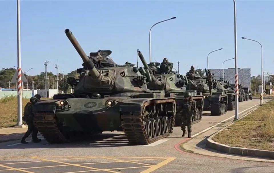 中国人民解放军东部战区军演的当天，台军方在街头出动大批装甲车及战车搞所谓针对巡检