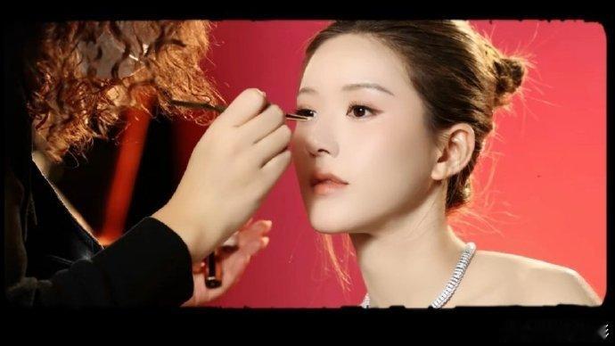 赵露思这次不是自己化的妆 赵露思这次妆容出自化妆师之手，精致度拉满！和以往风格不