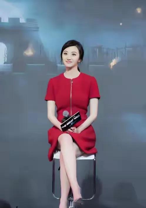 景甜的自信心不是一般的大啊！她自己说过，自己的腿就是她的招牌，别人拍戏是看剧本，