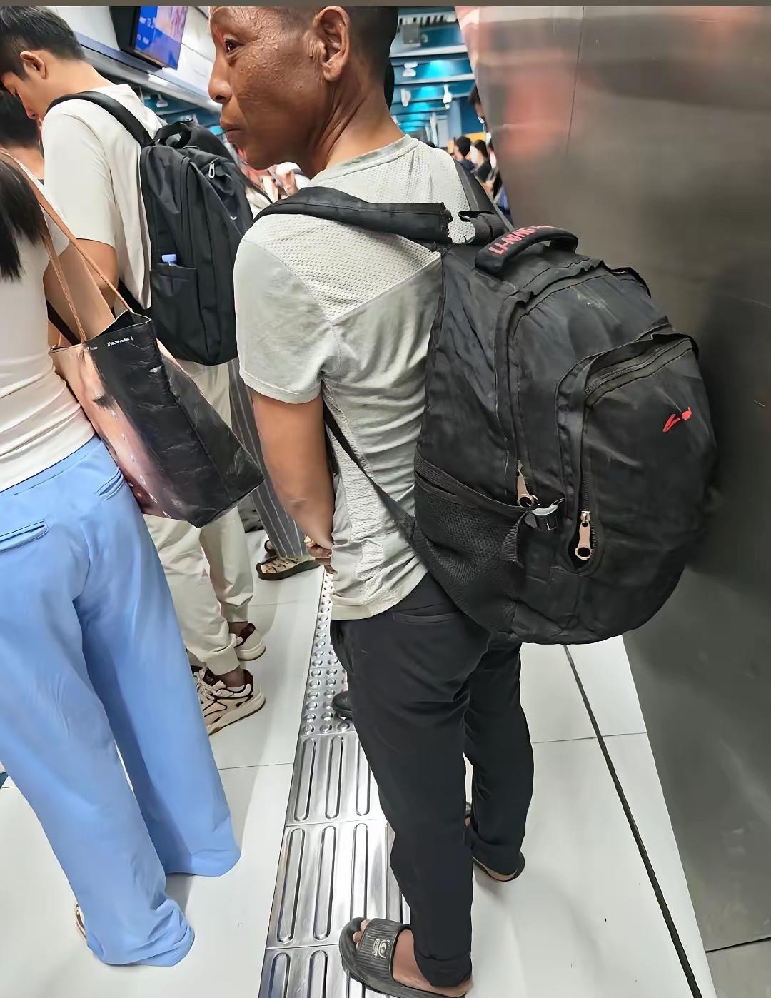 这是发生在北京地铁站的真实一幕，一位60岁左右的中年大叔，由于不会坐地铁，非常着
