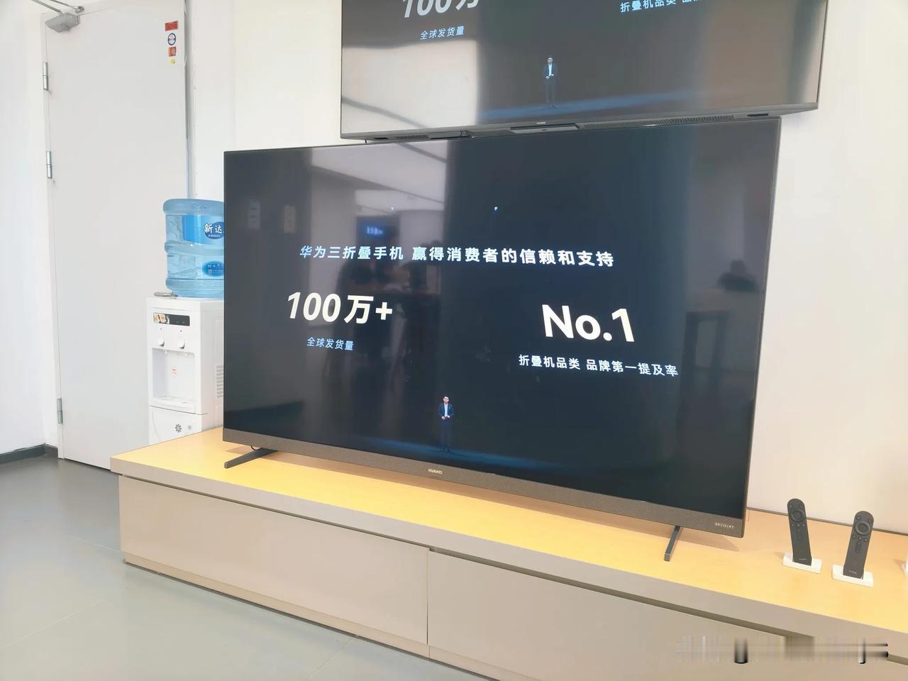 这就有点厉害了。华为三折叠。全球销量突破100万台。字越少事越大。[星星眼]
