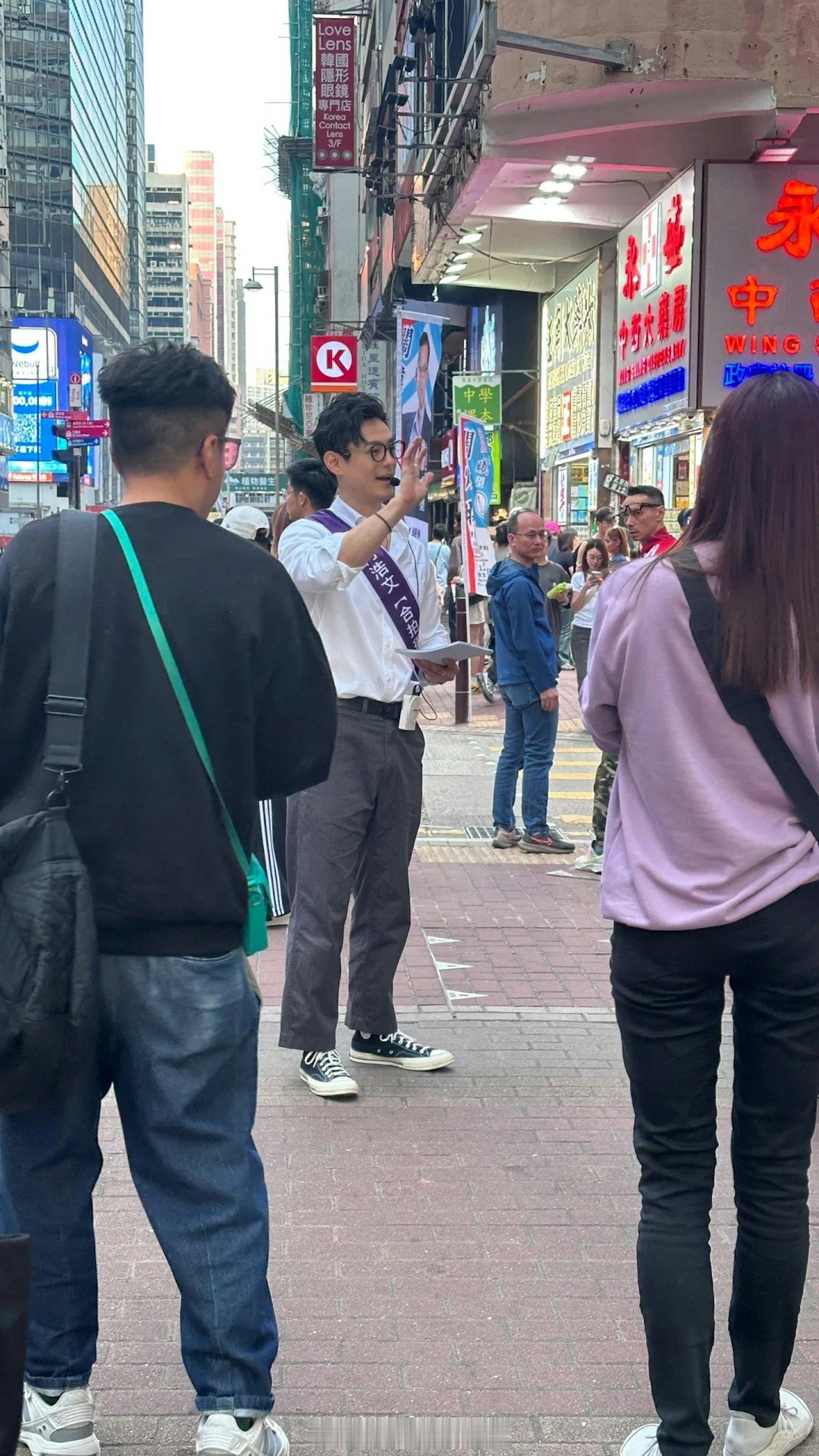 “鸭王”何浩文自掏资金圆音乐梦 街头派发传单惨遭路人无视 直言过程有点辛苦有着“