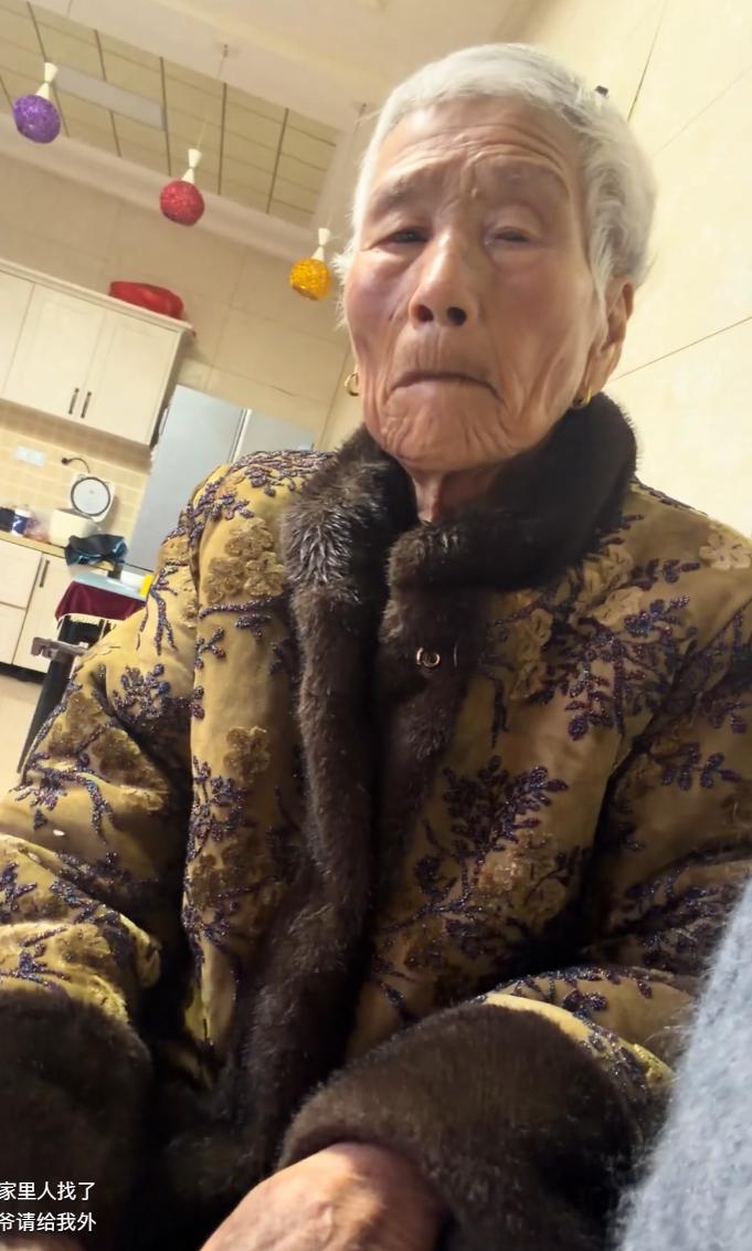 安徽，一老人走失多天，家人甚至想把周围河抽干，结局却令人心酸。老人目前已经找到，