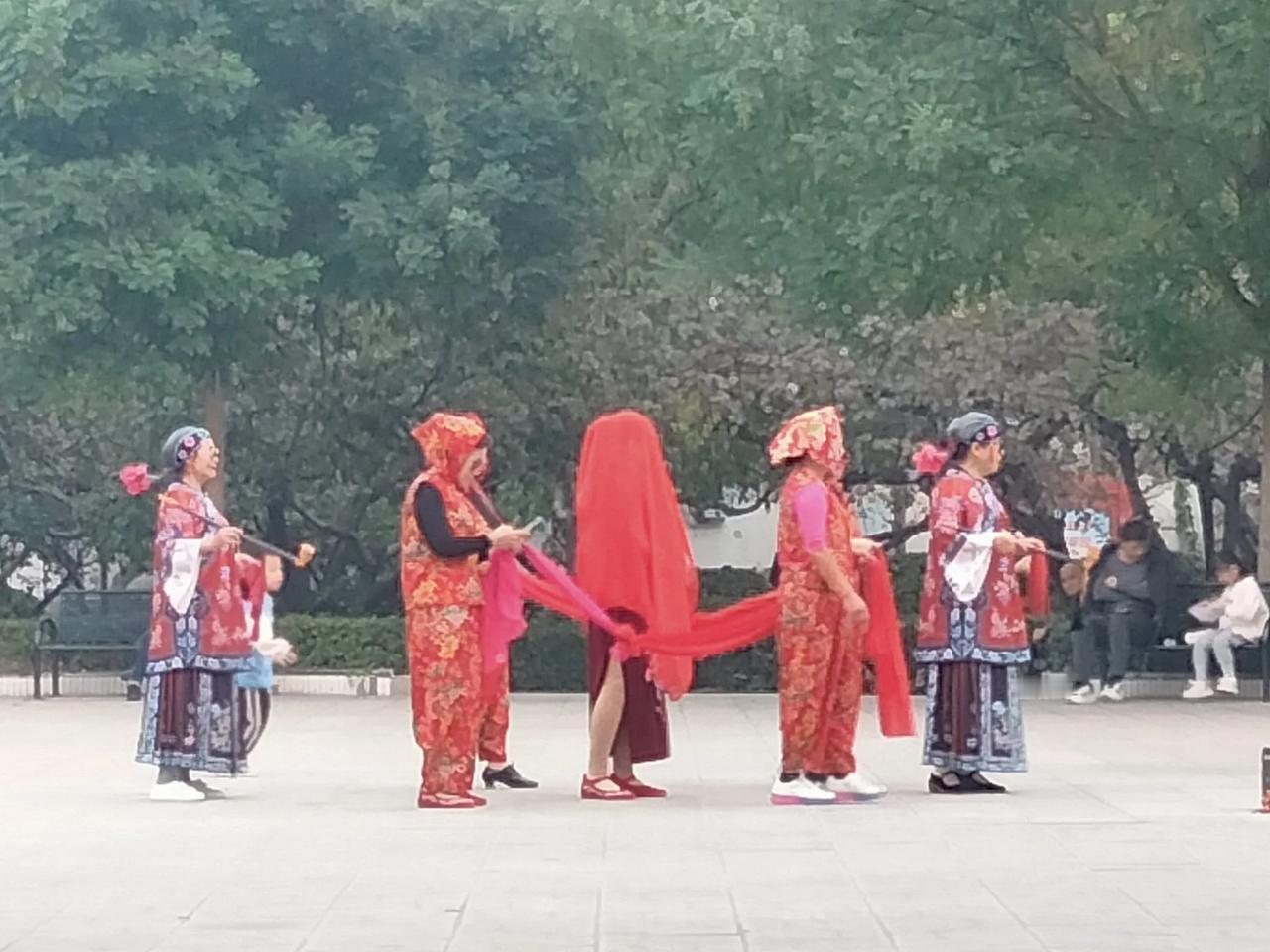 
公园溜达，被欢快的音乐吸引。

循着声音过去，几位大花衣服的女子正在跳舞。装扮