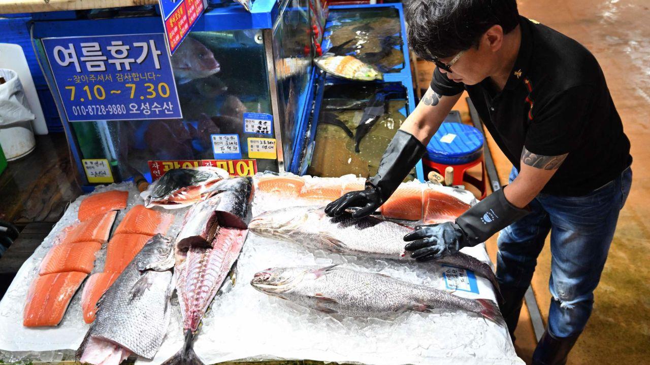 可恶的日本让韩国人开始买囤积食盐和海产品。

把核废水排入大海

日本人作孽啊
