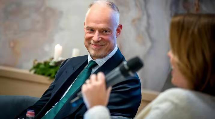 匈牙利防长这番“欧盟破坏美国和平努力、乌克兰已经输了”的表态，至少向外传递了四条