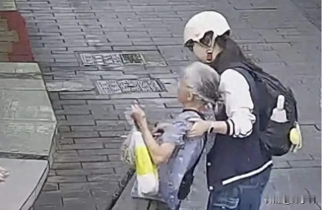 太暖！高三女生脱校服为老人止血，温柔回应全网破防