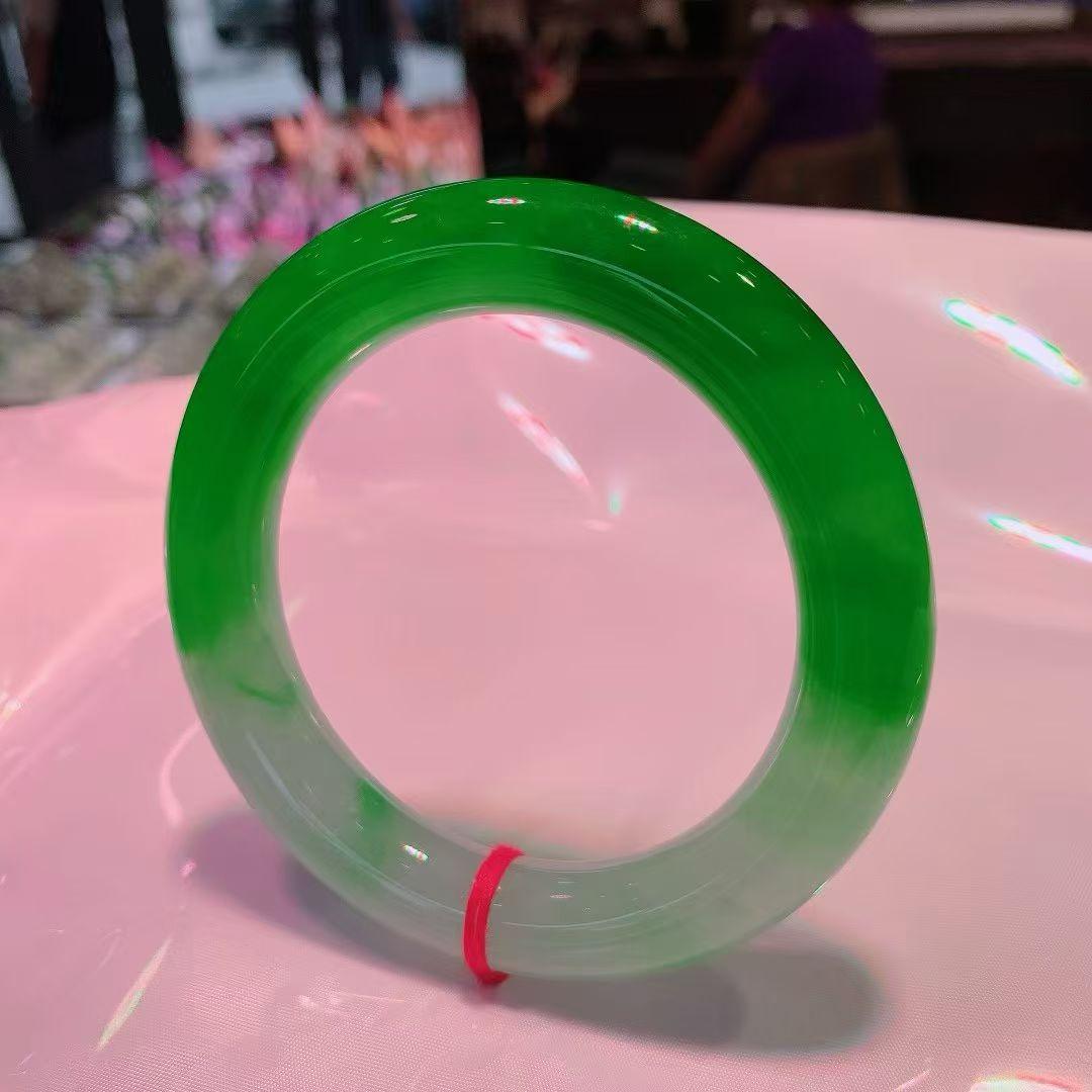 半截辣绿圆条手镯，色辣起胶，完美七位数，大圈口59*12*12mm。