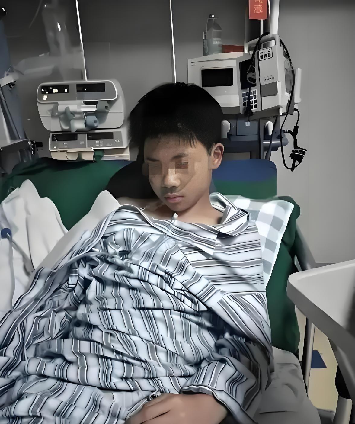 他踹了孩子一脚，

孩子却笑了。

这事儿我听我爸讲过，

没添油加醋，就发生在