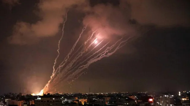 【第16轮反击！伊朗一枚导弹，炸穿美最大军事基地，特朗普又改口了】伊朗的反击行动