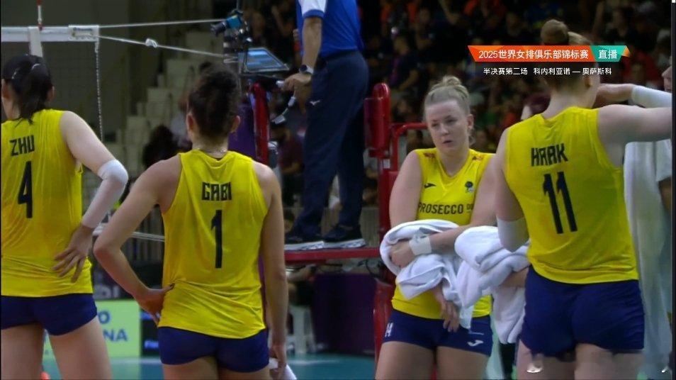 加比靠后两局的精彩发挥拿到了全场最高的18分（后两局肚拿15分）。朱婷女排世俱杯