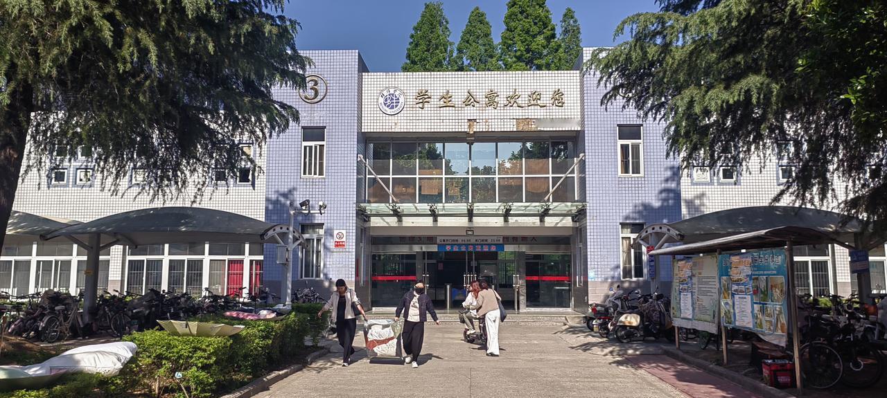 《重回母校》
       就像打开了时光宝盒。一进校园，那熟悉的教学楼、操场瞬