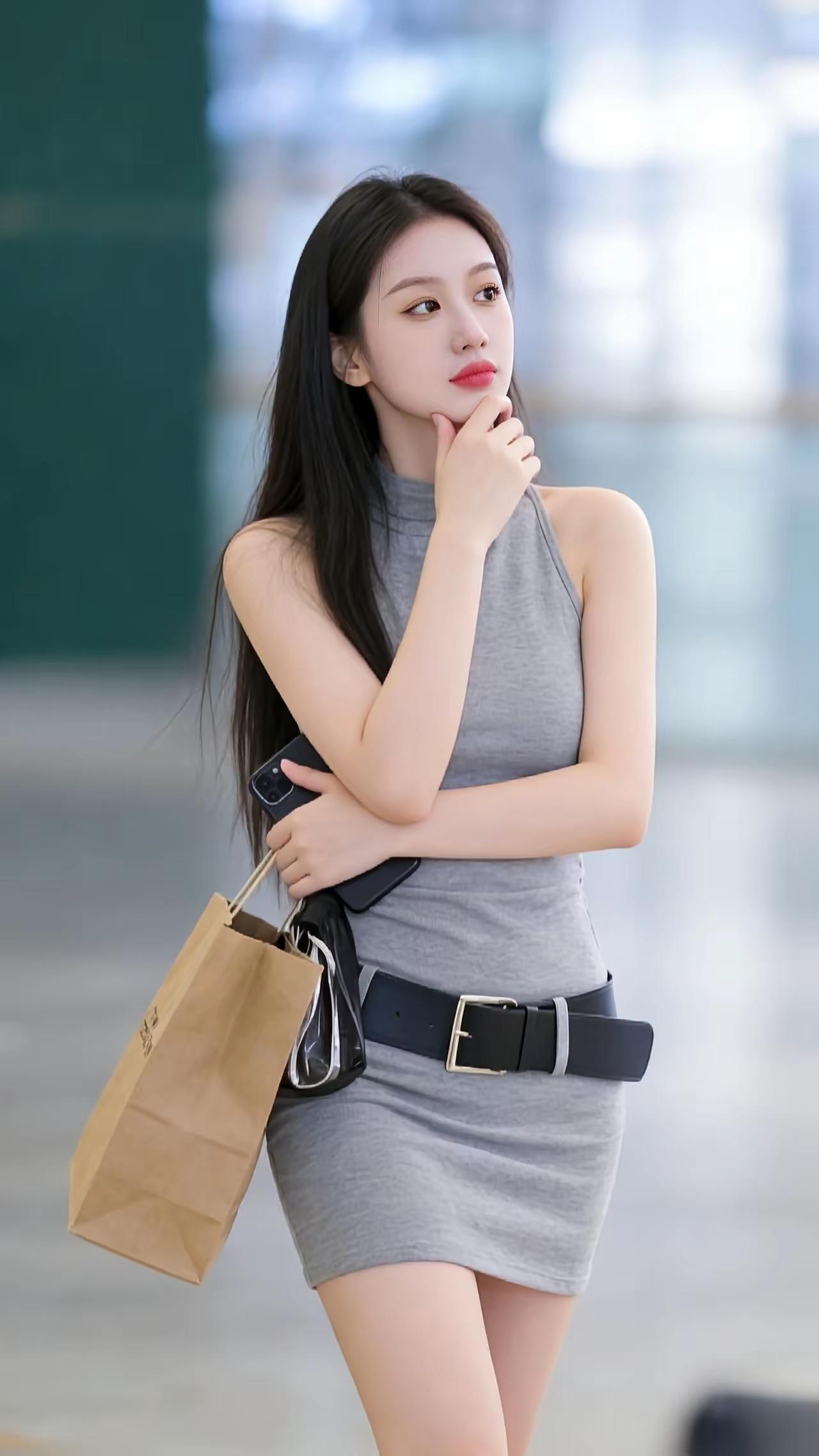 手提香囊步轻盈，心随芳草意自宁。