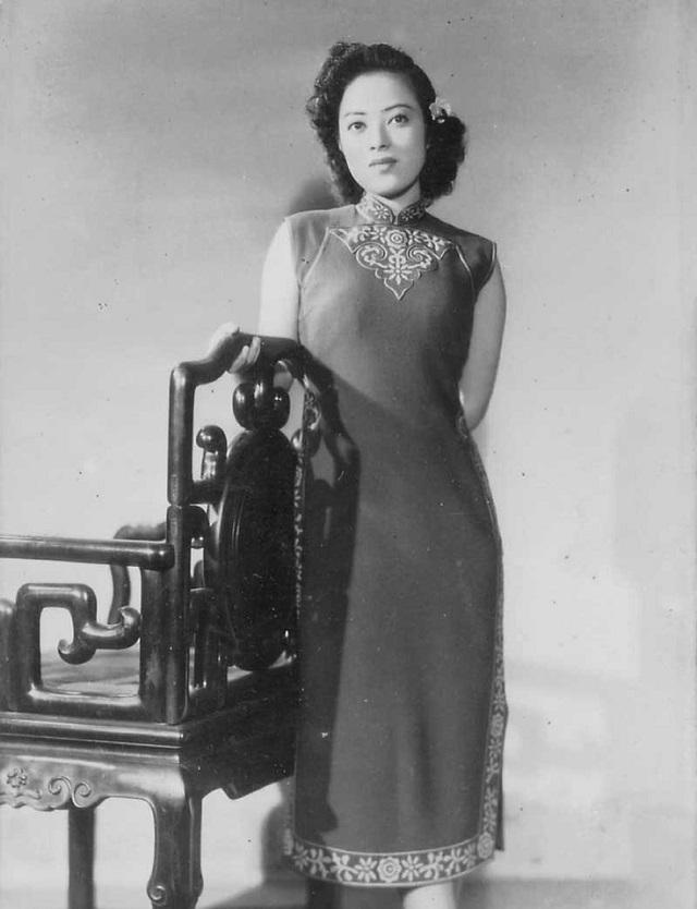 1945年，日本战败后，李香兰因汉奸罪被判处死刑。可是就在枪决前，她突然她突然伸