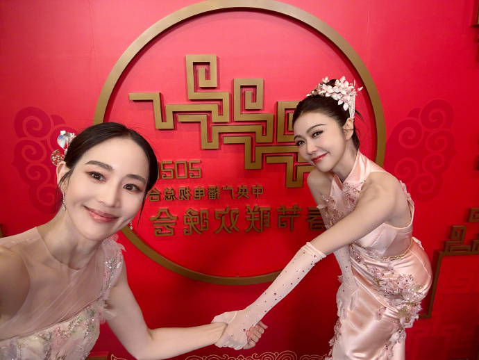 张钧甯首登春晚圆满完成  恭喜张钧甯春晚首秀圆满落幕！在《立春》舞台上和九位姐姐