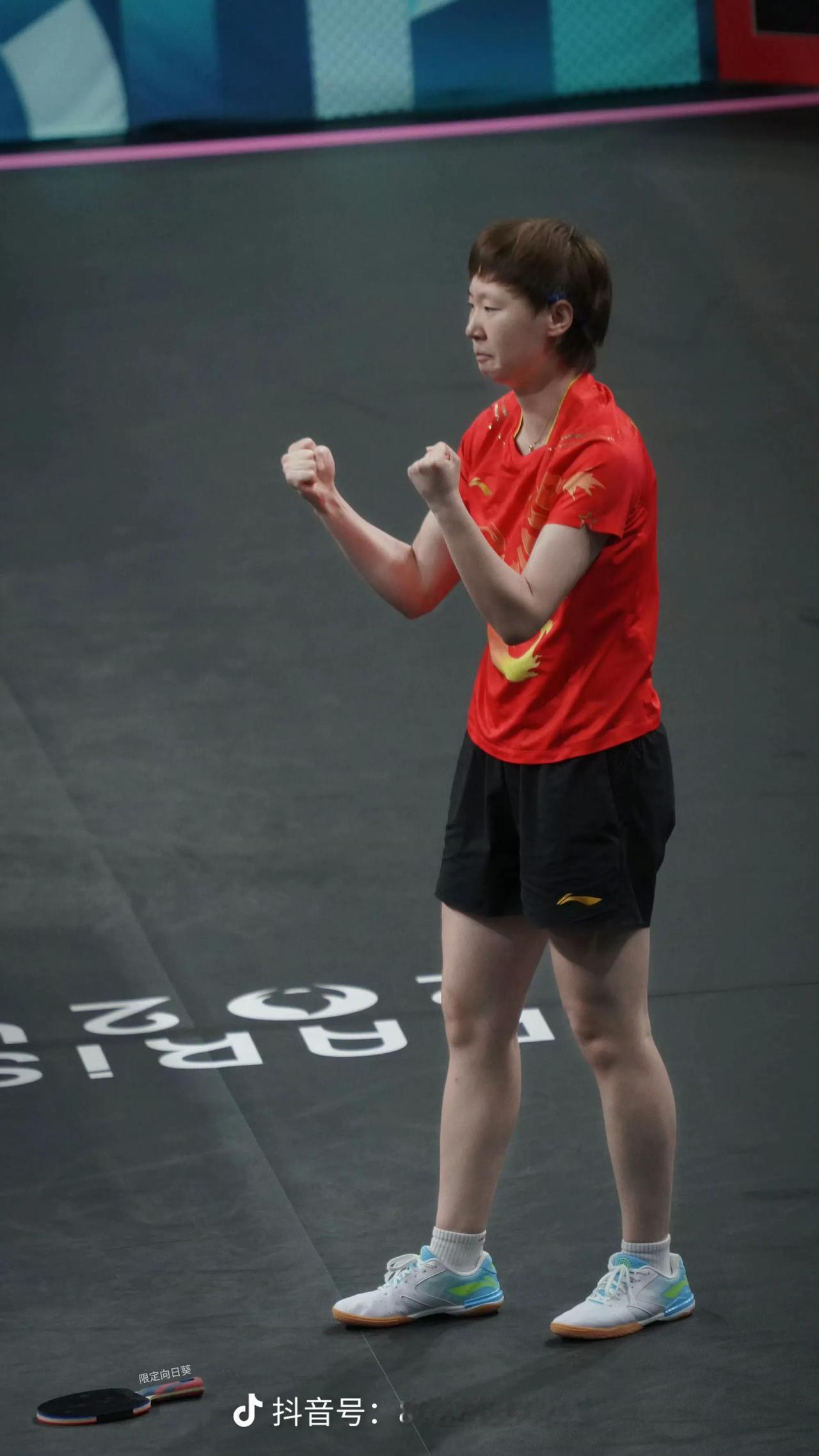她获得WTT女单冠军，我为什么哭了呢？

因为她太像我们中的普通人，没人脉，没背