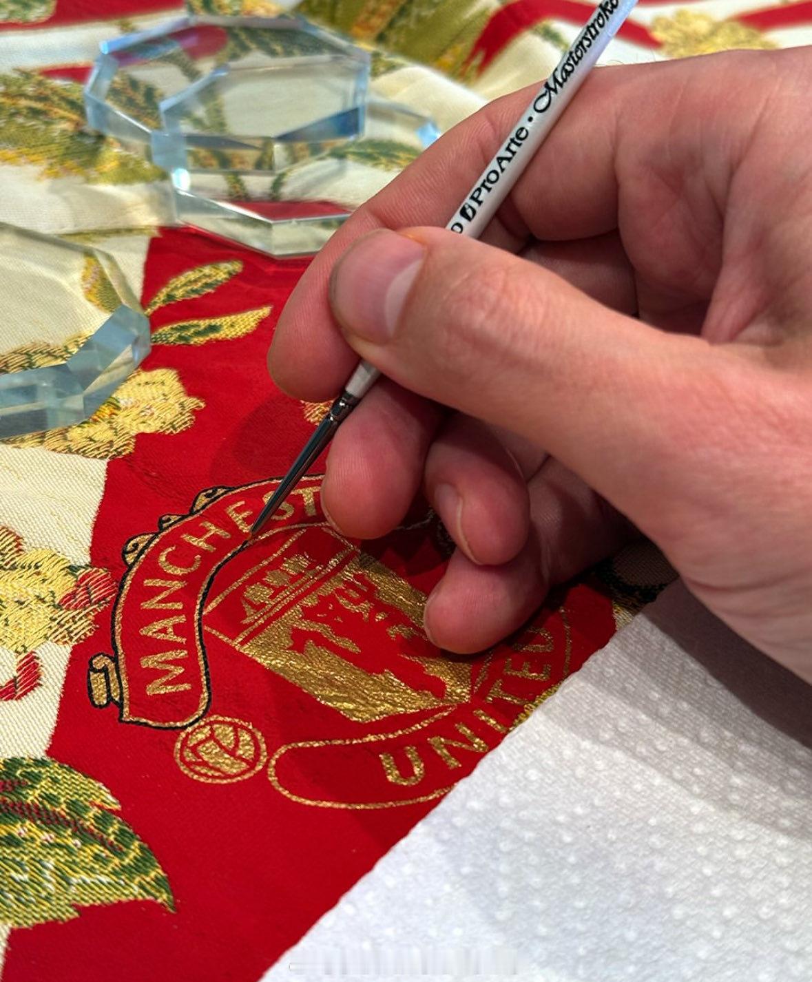 哇 艺术制品 曼联就是有点像桌布 像床单 像棉服