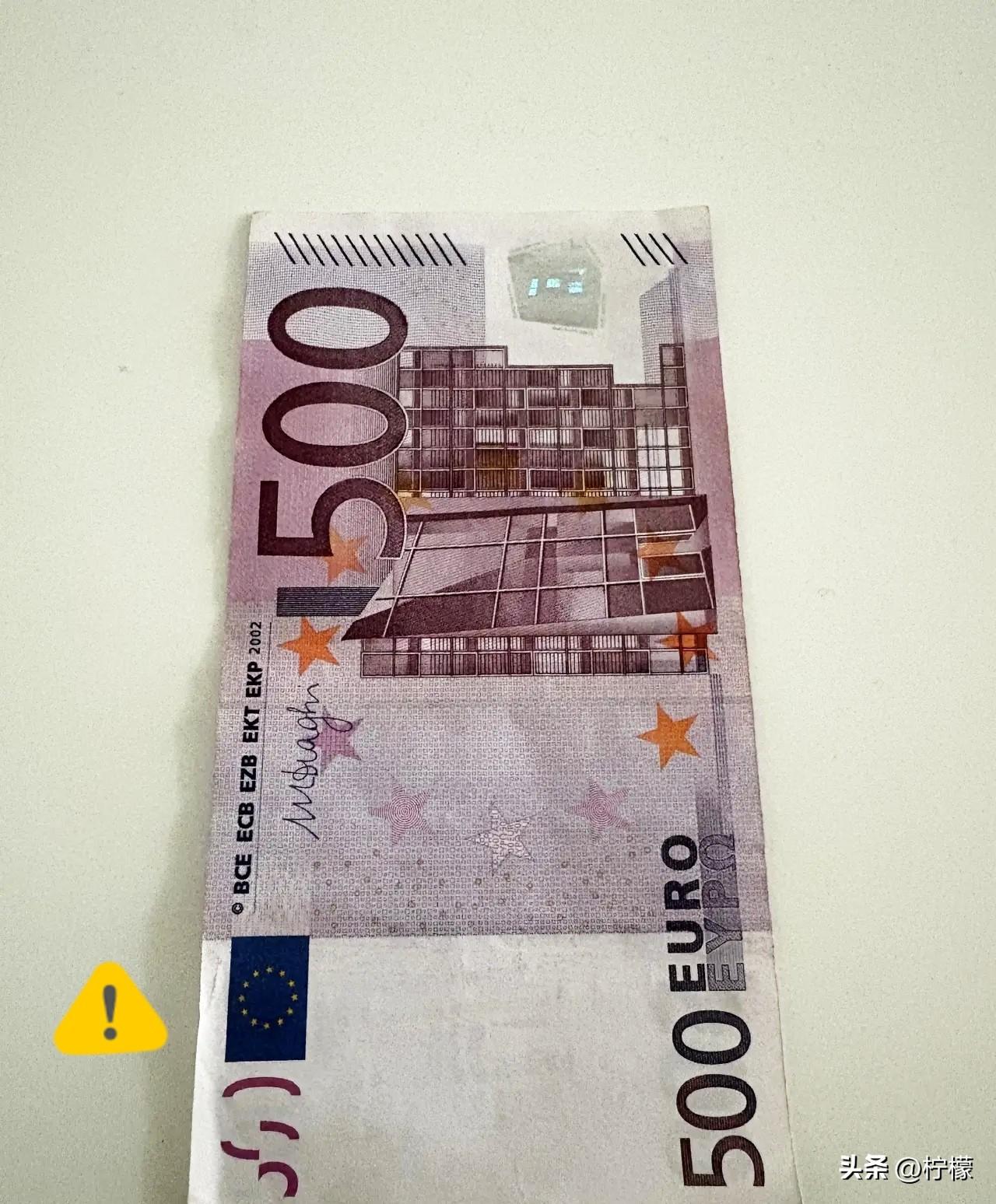 堂弟从国外飞回来
参加我儿子的婚礼，
临走时塞了个红包。我摸着薄薄
的，心想就是