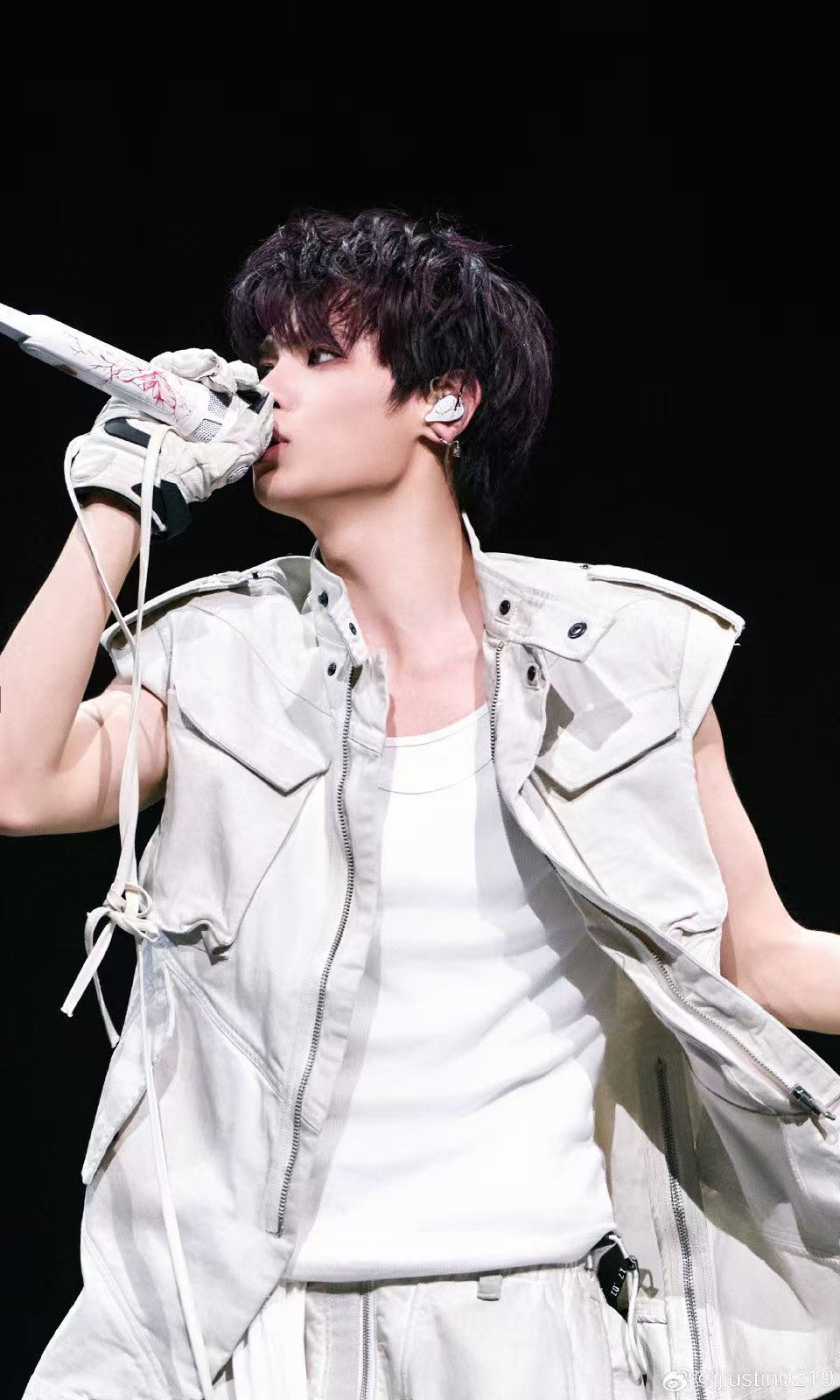 马思纯白客给黄明昊唱偶练主题曲看到两位前辈用心为小贾唱出道主题曲真的很动容，每一