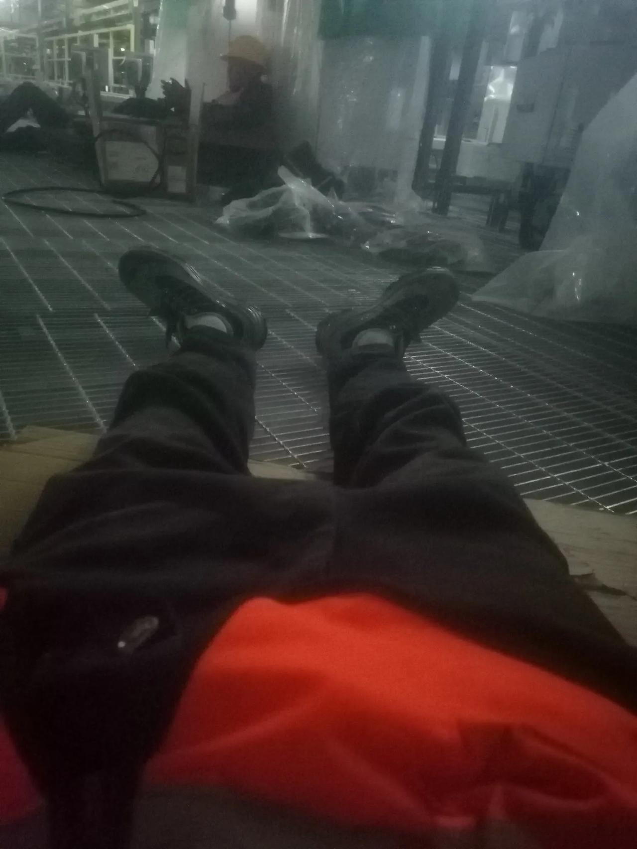 大家好，我是水电工星仔，工地三宝：劳保鞋、反光衣，安全帽，这三宝在咱们日常安全生
