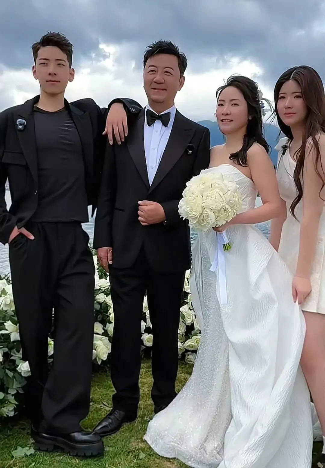 五一假期郭涛一家四口低调现身云南大理，特意打卡庆祝结婚20周年，还暖心补拍了婚纱