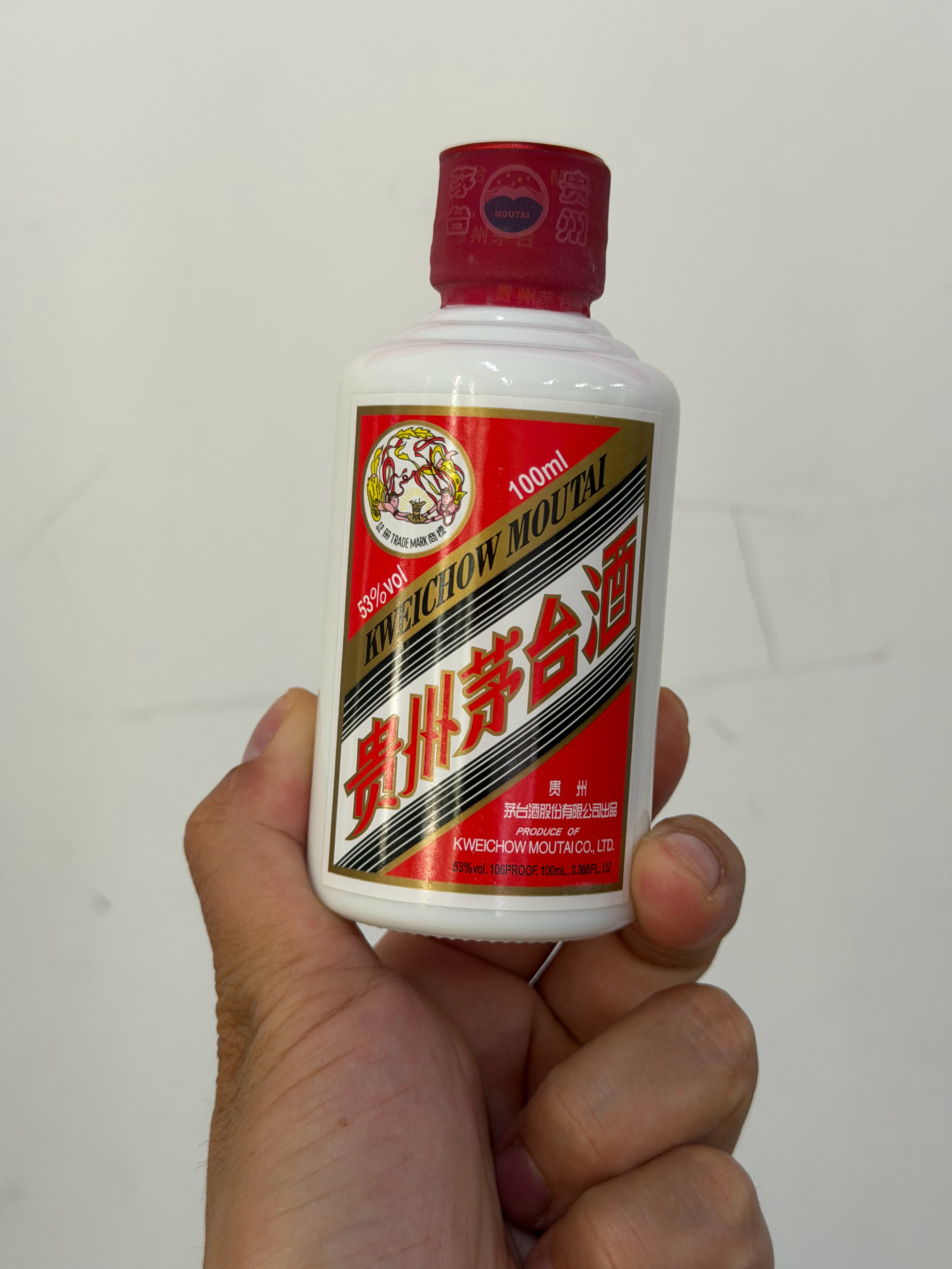 被同事狠狠感动到居然要送我300多元的100ml飞天茅台，真的太看得起我了，酱香