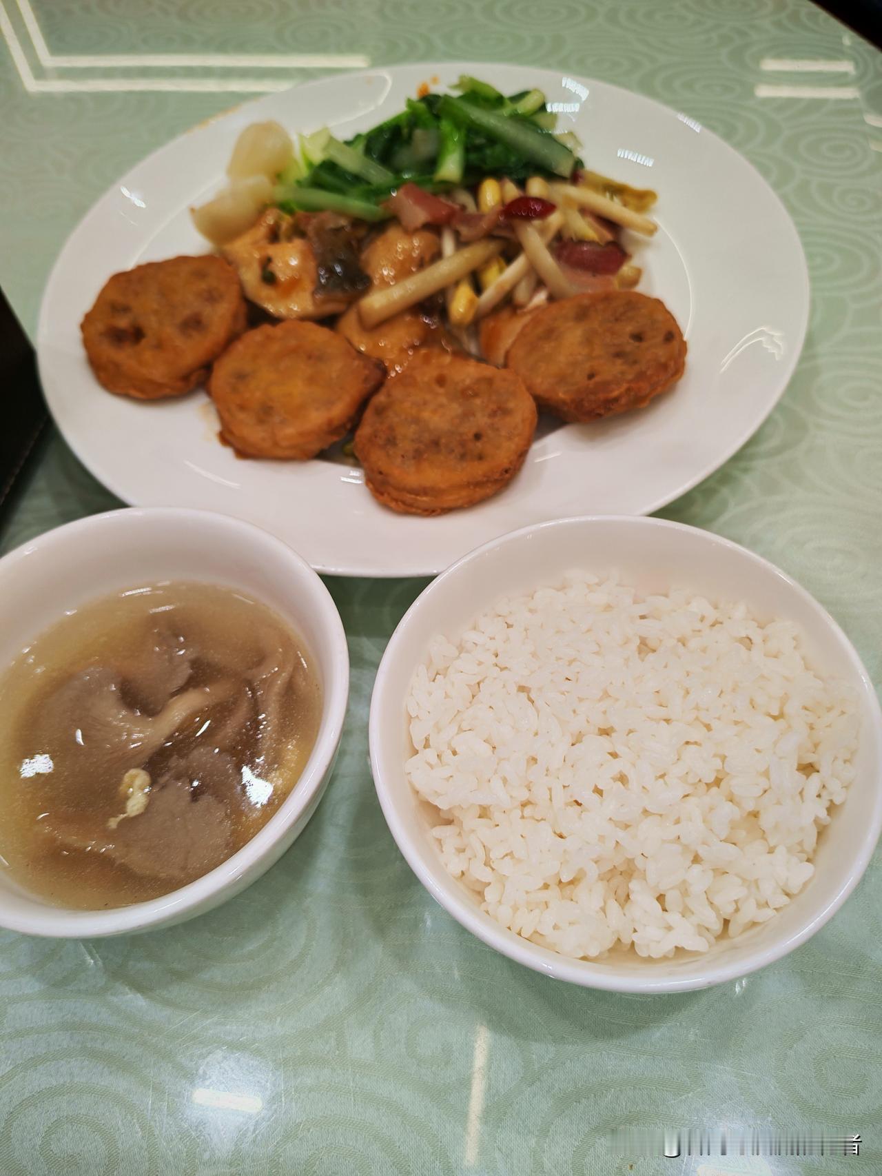 中午食堂准备的牛马餐，
简简单单，
提前上班，
假期已结束，
安心打螺丝。