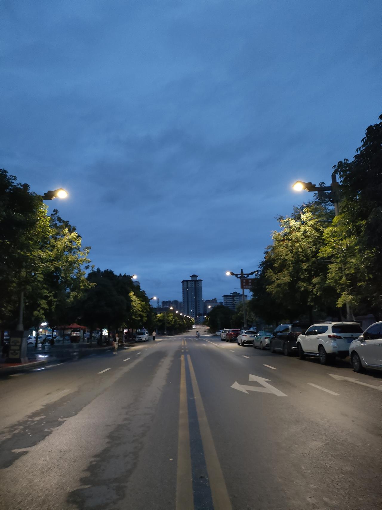 ​
2. 雨后的小城夜晚，灯火温柔，慢下来感受身边的烟火日常。