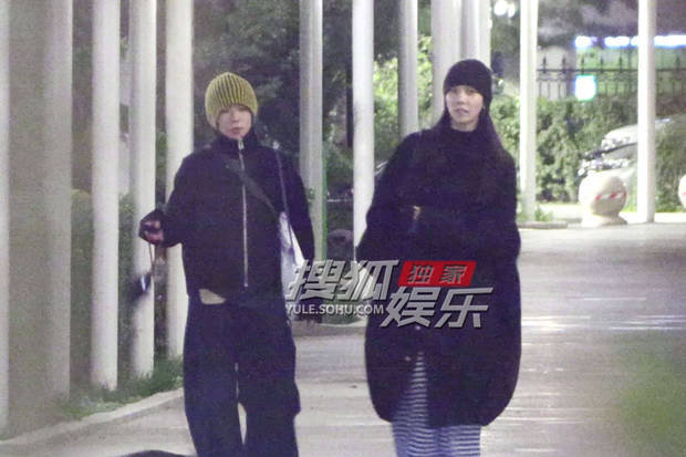 窦靖童宋妍霏一起回家不炒作就很好，氛围感也很有爱，窦靖童宋妍霏真的好磕 