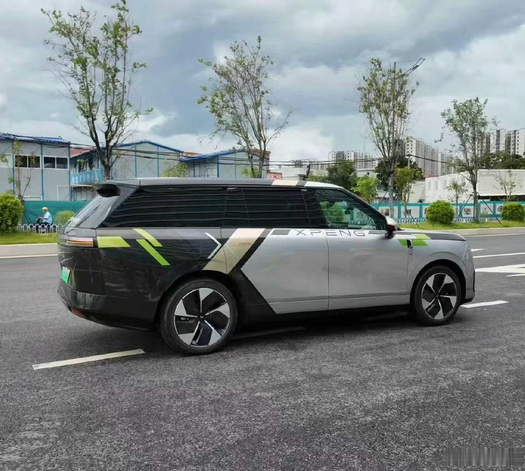 何小鹏完成Robotaxi第一单实现无人驾驶，线上下单，线下乘坐。 