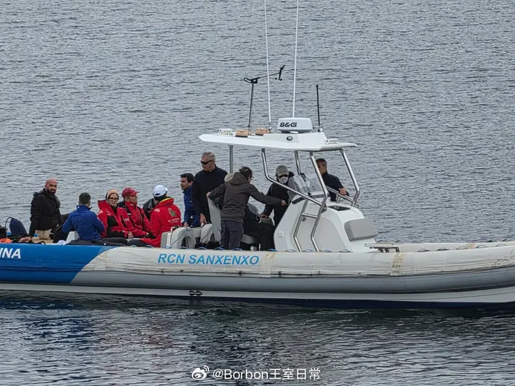 西班牙王室 5月16日，胡安·卡洛斯在桑亨霍参加帆船比赛，伊莲娜公主、维妹及男友