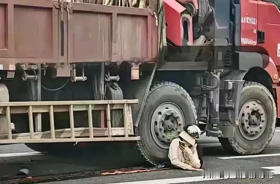 活下来真是个奇迹！没想到轮胎压了她但也救了她！山东聊城，一起惨烈的车祸，女子下半