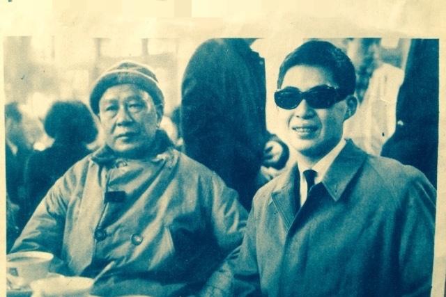 1963年，白崇禧闷闷不乐，来到松山机场，送别即将赴美留学的白先勇，一张罕见的留