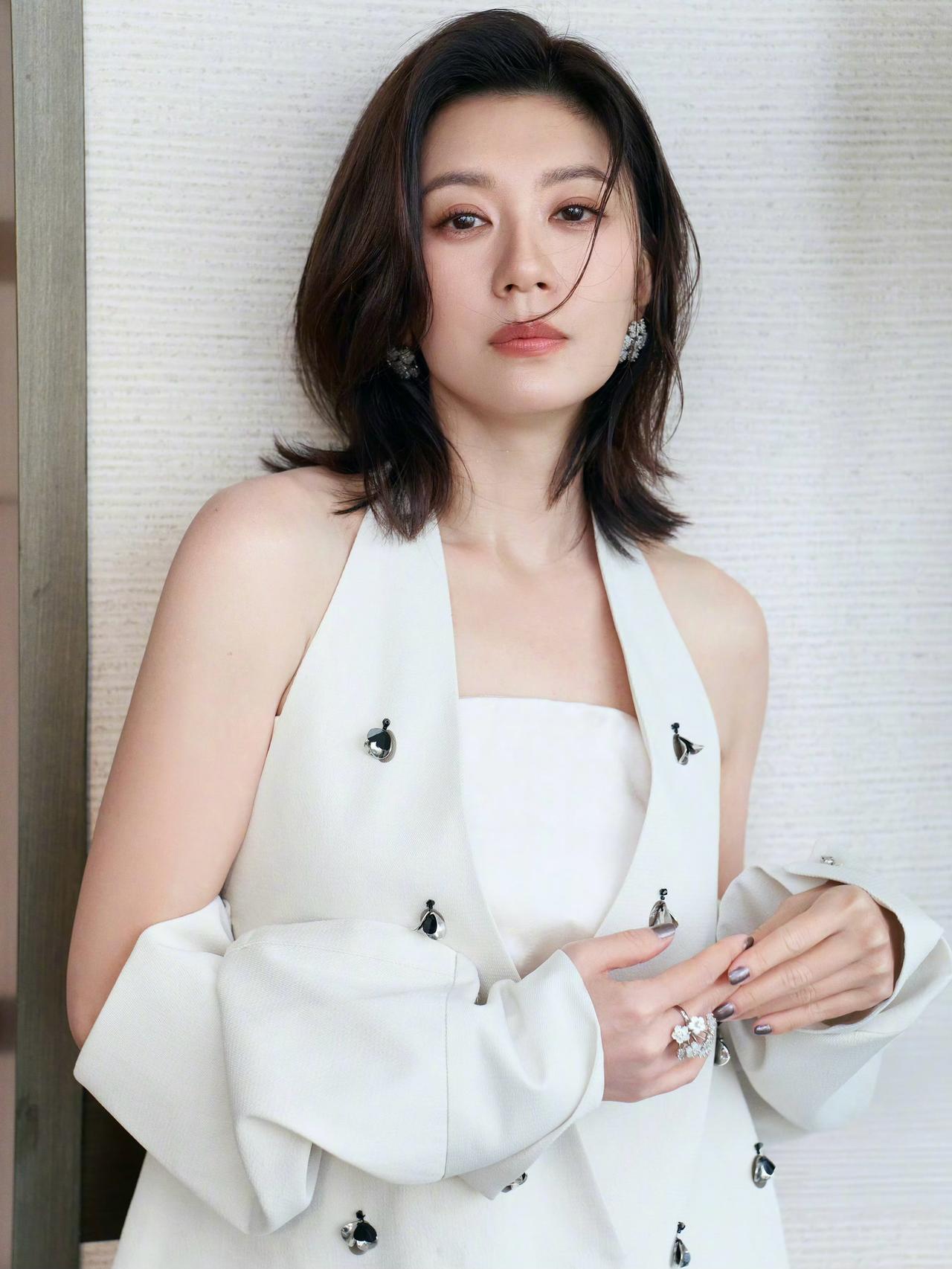 真的会被贾静雯的状态惊艳到！
岁月好像格外偏爱她，年过五十，依旧优雅灵动，一颦一