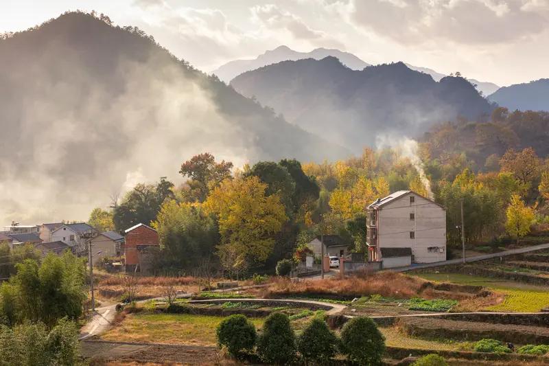 近日，江苏，一男子深夜回到家，告知妻子做工地亏钱了，妻子从被窝里爬出来，没有一句