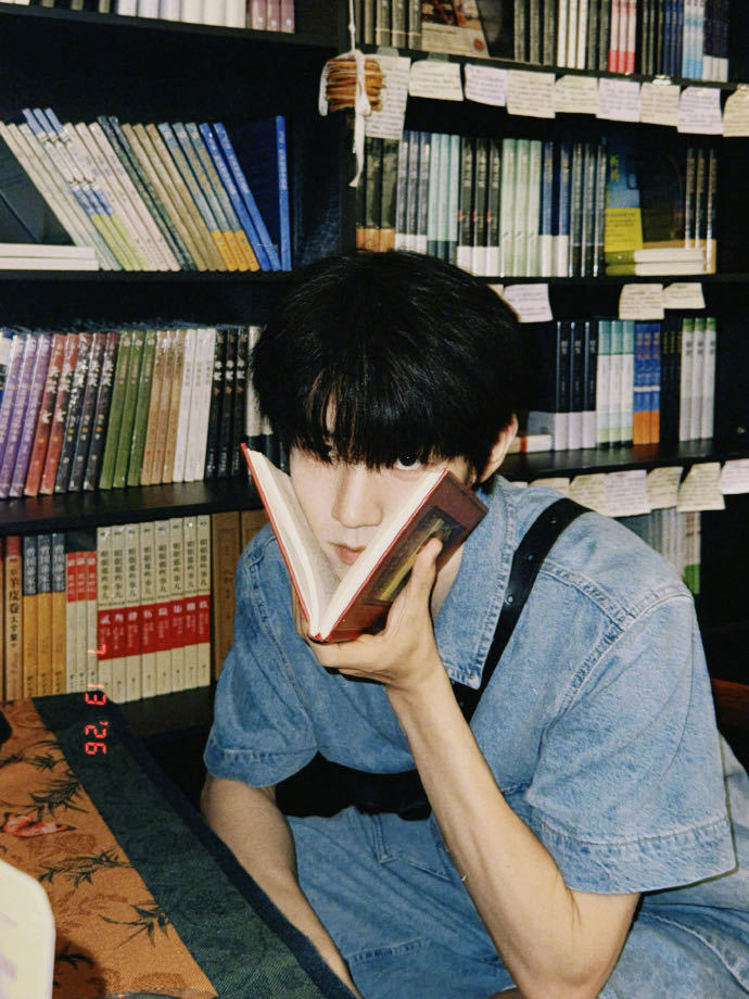 吴俊霆小狗味溢出屏幕了 吴俊霆男大小狗味好浓 这组胶片光影配上书店场景，氛围感直