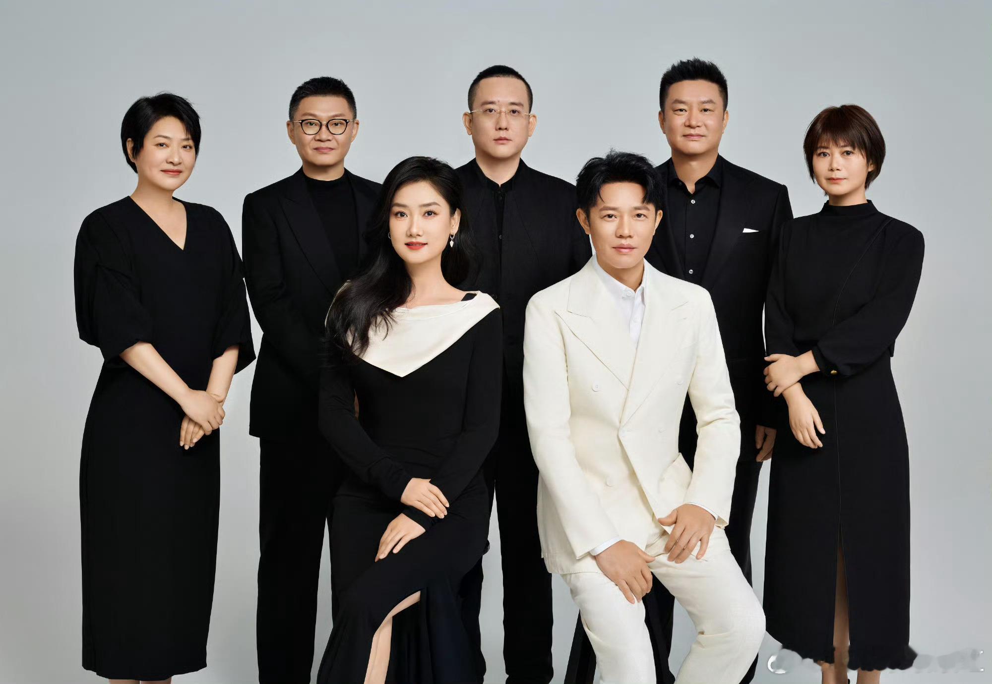 原来凤凰传奇不是两个人啊，居然有全家福 