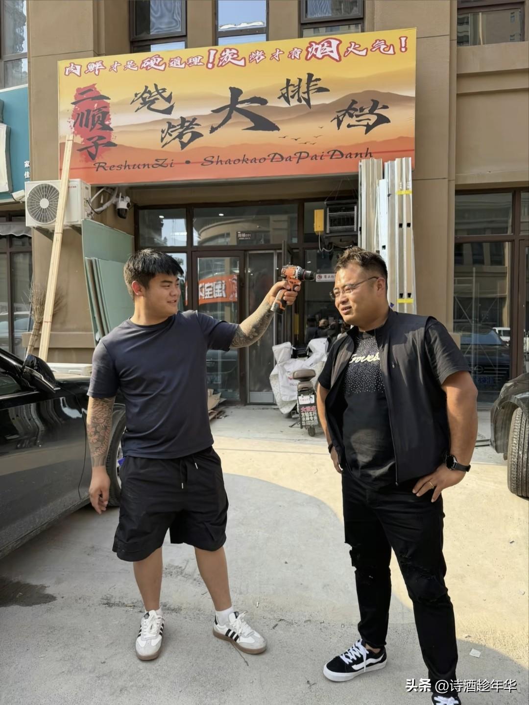 初中没上完，拼音不应该有问题，豆二两弟弟二顺子烧烤大排档开业，大家都把目光聚焦在