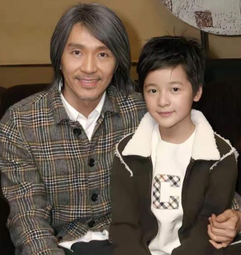 2008年，主持人问周星驰:“听说你把徐娇收做干女儿了？”周星驰说:“假如有一天