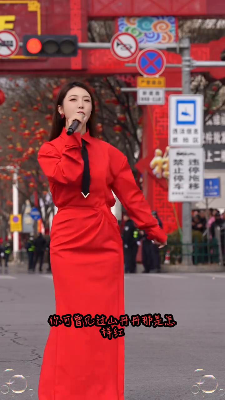 你可曾见过山丹丹那是怎样红？未条我的黄土高坡找的西北风。爱是那样地，爱是那样真，