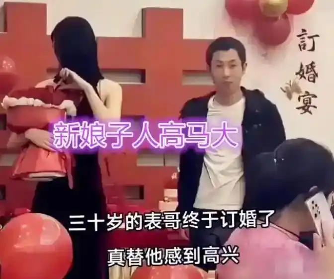 订婚宴现场布置满红色气球与双喜，氛围感十足，本是大喜的日子，画面却越看越别扭。