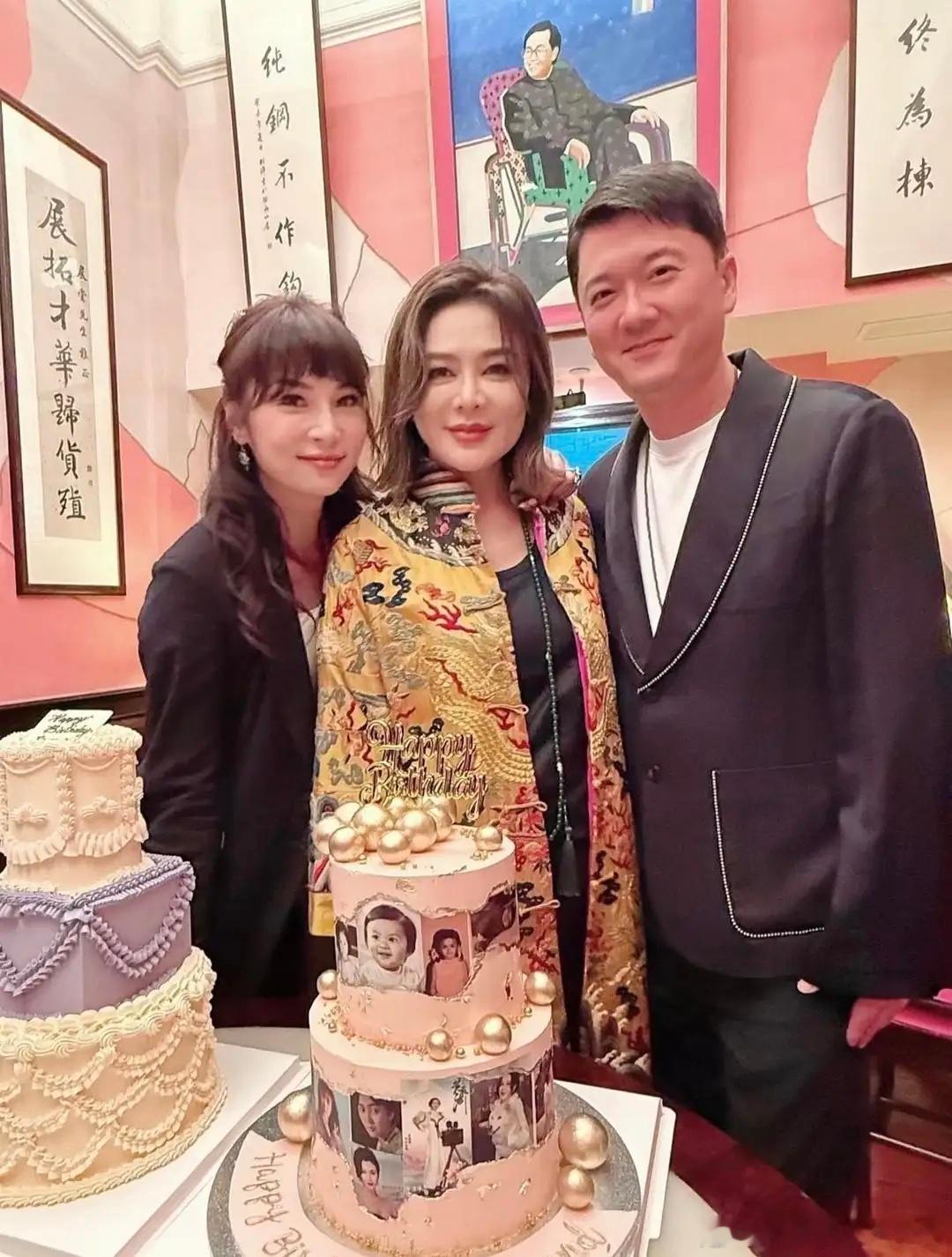 关之琳与好友在豪宅庆生，穿龙袍戴翡翠雍容华贵，63岁仍明艳大气！ ​​​